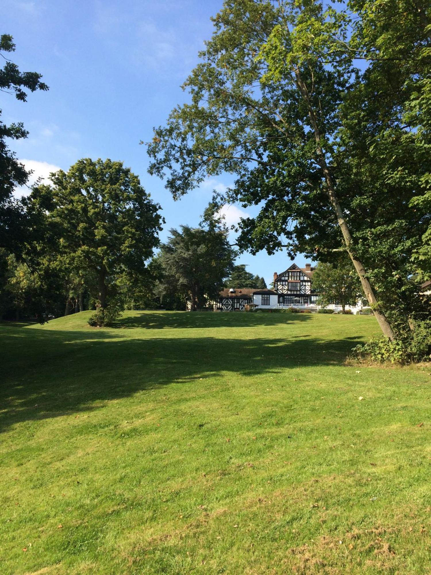 The Manor Elstree Hotel Bagian luar foto