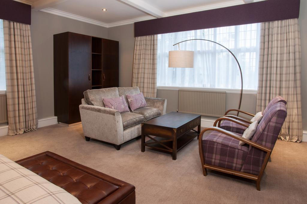 The Manor Elstree Hotel Bagian luar foto