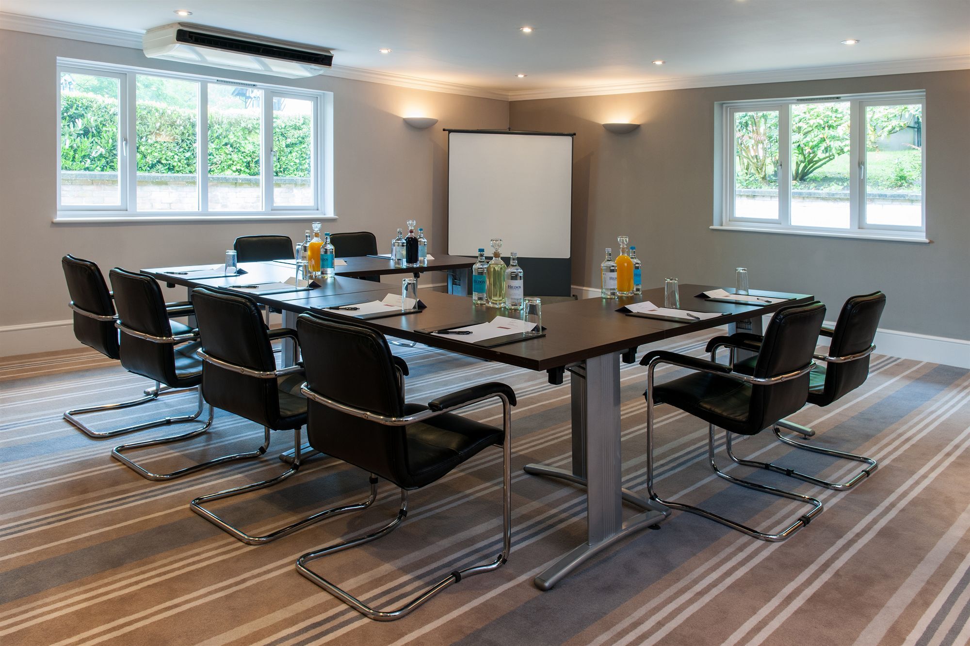 The Manor Elstree Hotel Bagian luar foto